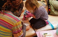 Девочка в 9 лет стала самым молодым тату-мастером - «Фото»