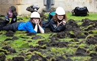 Экоактивисты в знак протеста вскопали газон в Кембридже - «Фото»