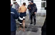 Киевские спасатели достали из канализации голого мужчину - «Фото»
