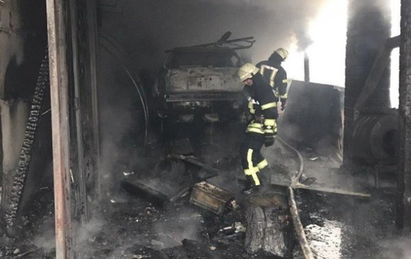 Два авто сгорело при пожаре в гаражах Киева - «Украина»