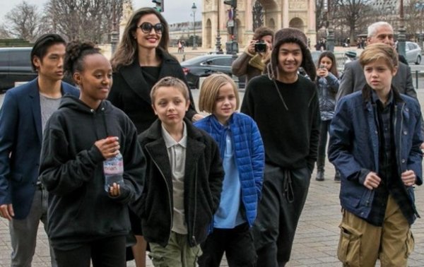 Джоли устроила своим детям экскурсию по Парижу - «Образование»