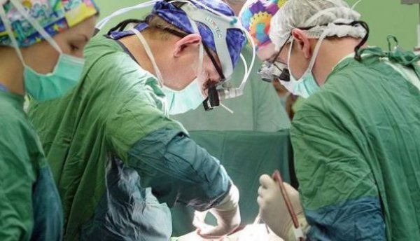 Хирурги в Тюмени спасли девочку с заколкой в почке - «Новости»