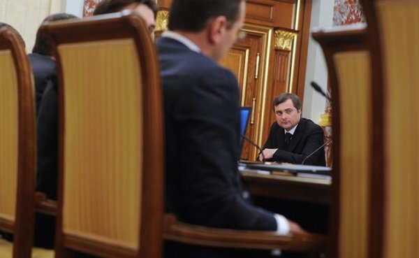 Интрига Суркова: Кремлевский феникс улетел, но обещал вернуться - «Политика»