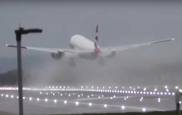 Из-за урагана самолет в последний миг отменил посадку в Лондоне - (видео)