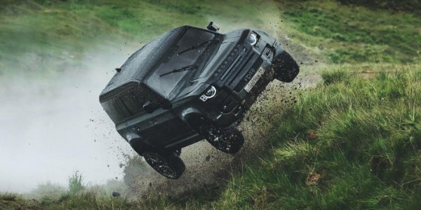 Land Rover Defender в новой части бондианы: прыжки и гонки по болоту - «Автоновости»