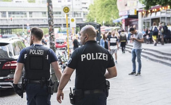 Меркель позволила мигрантам расправляться с чиновниками и полицейскими, запугав их до ужаса - «В мире»