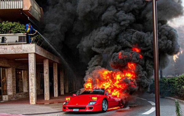Мужчина тушил горящую Ferrari с балкона - (видео)