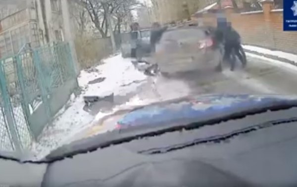 На Львовщине водитель зажал руку полицейскому и протянул 100 метров - (видео)