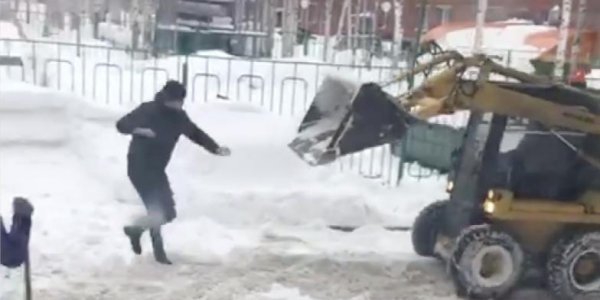 На видео попала драка сибиряка со снегоуборочным трактором - «Политика»