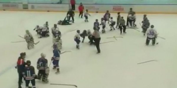 На видео сняли массовую драку 11-летних хоккеистов на турнире в Тольятти - «Политика»