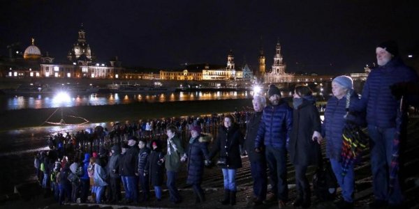 Немцы напомнили о военных преступлениях союзников в день 75-летия бомбардировок Дрездена - «Политика»