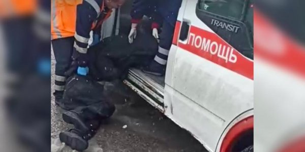 Пермские врачи волоком по грязи затащили пациента в "скорую" - «Политика»