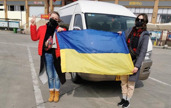 Под Львовом врачи гимном и слезами отметили неприбытие эвакуированных из Уханя - «Новороссия»