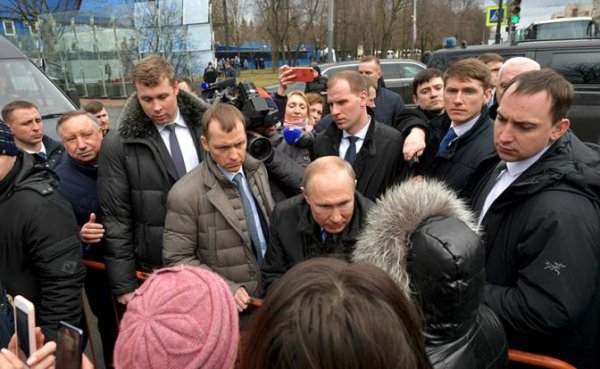 Пока россиянам очень трудно, Путину — очень хорошо - «Политика»