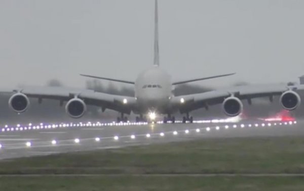 Посадка самолета боком в шторм попала на видео - «В мире»