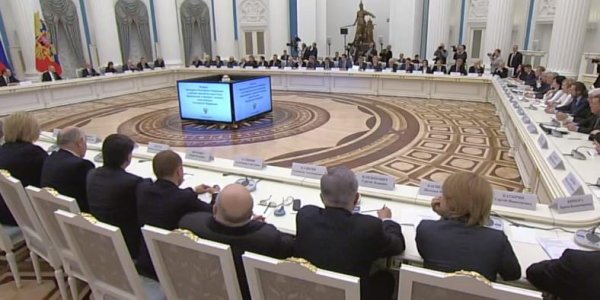 Путин поддержал предложение о закреплении в Конституции норм о бережном отношении к детям - «Политика»