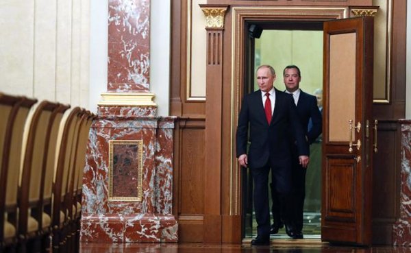 Путин срочной отставкой Медведева спасал свой рейтинг, но экономику от краха не спасет - «Экономика»