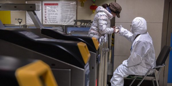 Роспотребнадзор рекомендовал россиянам для защиты от коронавируса не ездить за рубеж - «Политика»