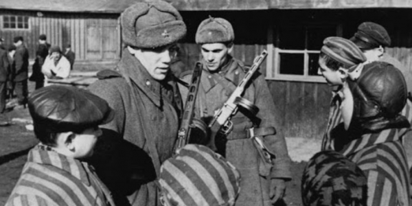 Сестра знаменитой жертвы холокоста назвала фальшивкой советские фото освобождения Аушвица - «Политика»
