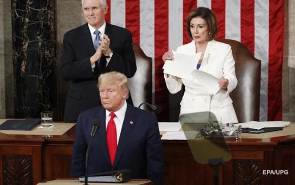 Трамп отказался пожать руку Пелоси перед выступлением в Конгрессе - «В мире»