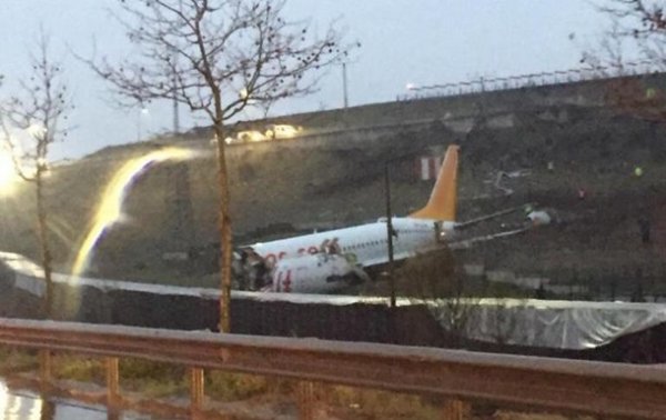 В аэропорту Стамбула потерпел крушение самолет - «В мире»