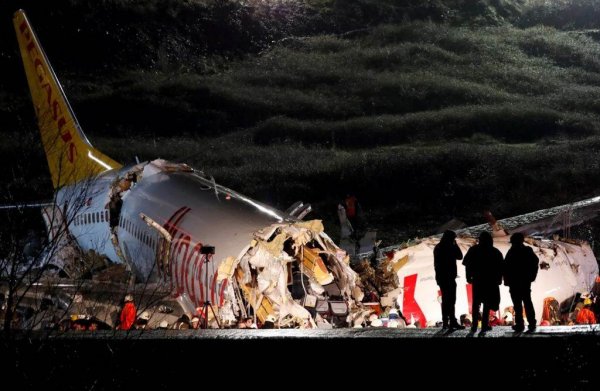 В аэропорту Стамбула самолёт развалился на части - «Военное обозрение»
