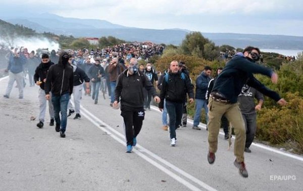 В Греции люди протестуют против новых лагерей для мигрантов - «В мире»