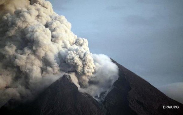 В Индонезии начал извергаться самый активный вулкан - (видео)