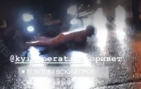 В Киеве голый мужчина лег на дорогу и звал Андрюху - (видео)