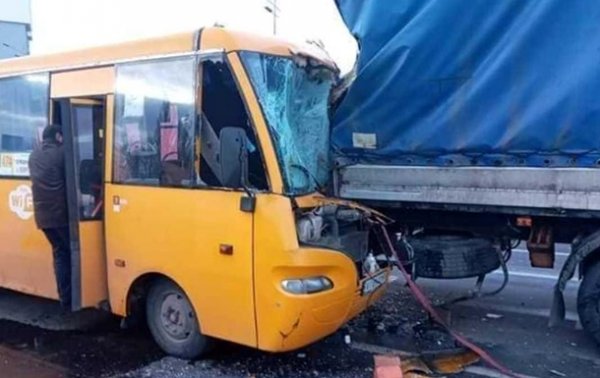 В Киеве маршрутка с пассажирами на скорости врезалась в грузовик - (видео)