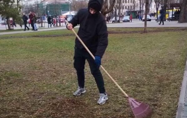 В Киеве молодого вандала заставили убирать улицы - (видео)