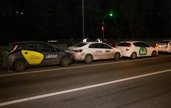 В Киеве пьяный водитель устроил столкновение авто трех служб такси - «Украина»