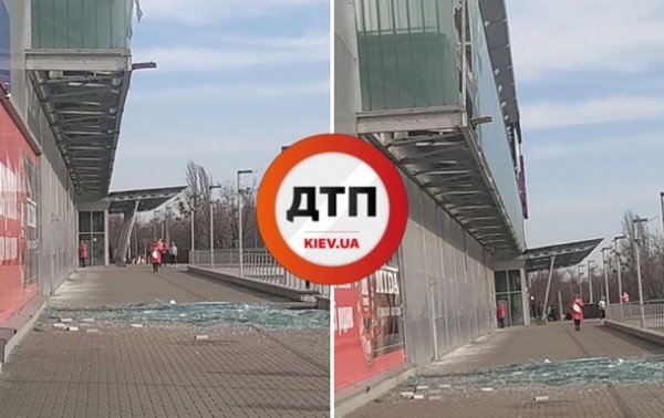В Киеве рухнула часть фасада ТРЦ - (видео)