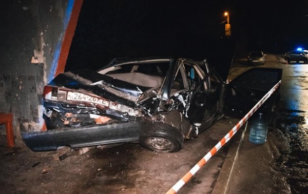 В Киеве столкнулись два авто, одно отбросило в остановку - «Украина»