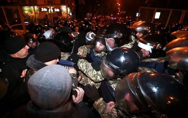 В Новых Санжарах зафиксированы столкновения между протестующими и полицией - «Новороссия»