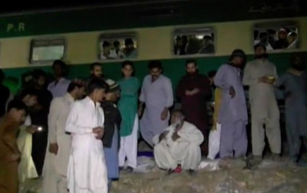 В Пакистане поезд протаранил автобус: 30 жертв - «В мире»
