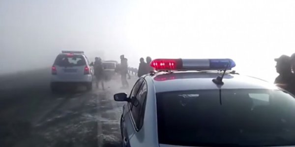 Видео: под Красноярском из-за тумана столкнулись 29 автомобилей - «Автоновости»