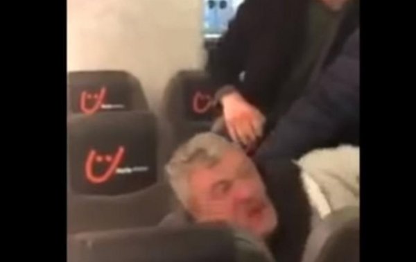 Во Львове в самолете избили пьяного пассажира - (видео)
