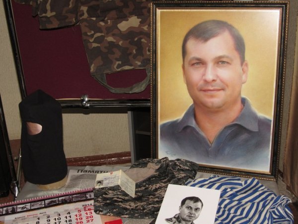 Жители Стаханова почтили память первого главы ЛНР Валерия Болотова - «Новороссия»