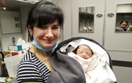 Украинка приняла роды в самолете во время полета - «Фото»