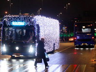 В ГИБДД отменили штрафы за праздничные гирлянды на столичных автобусах - «Автоновости»