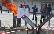В Харькове на рынке построили баррикады и жгут шины - «Фото»