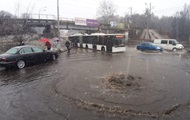 В Киеве затопило дорогу возле метро Сырец - «Фото»