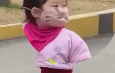 Из-за маски девочка не смогла съесть печенье - (видео)