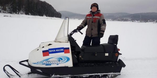 Башкирский почтальон 22 года развозит посылки на коне, лодке и снегоходе по отрезанным от мира деревням - «Политика»