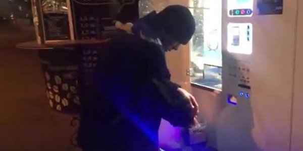 Бездомный курганец постирал носки в автомате с питьевой водой и попал на видео - «Политика»