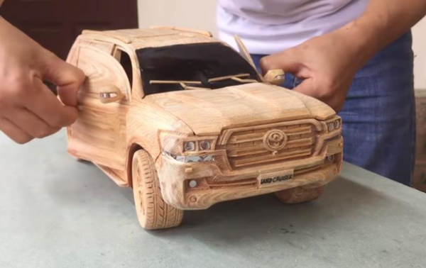 Деревянный Toyota Land Cruiser восхитил соцсети - (видео)