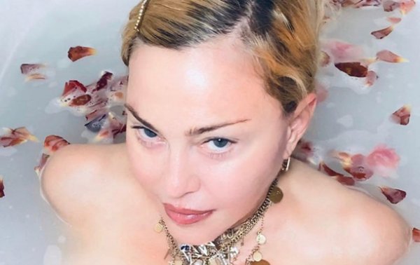 Голая Мадонна в ванной порассуждала о коронавирусе - «Культура»
