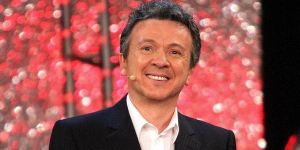 Итальянский певец Пупо поблагодарил Россию за помощь его стране и исполнил "Есть только миг" - «Политика»