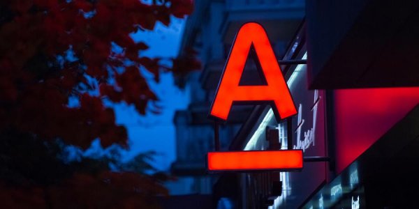 Клиенты "Альфа-банка" пожаловались на массовую блокировку карт - «Политика»